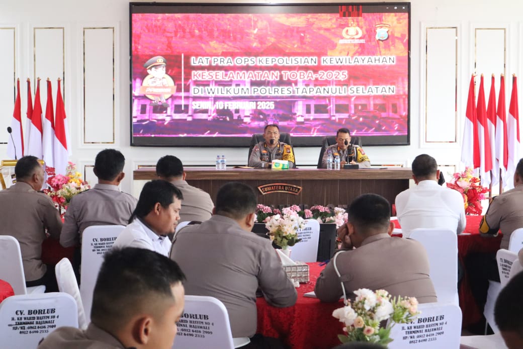 Kabag Ops Polres Tapsel, AKP Adi Haryono, didampingi Kasat Lantas, AKP Danil Saragih, saat memimpin Lat Pra Ops Keselamatan Toba 2025