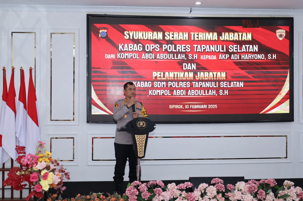 Kapolres Tapsel, AKBP Yasir Ahmadi, memberikan sambutan di sela acara syukuran usai Upacara Sertijab Kabag Ops dan Kabag SDM