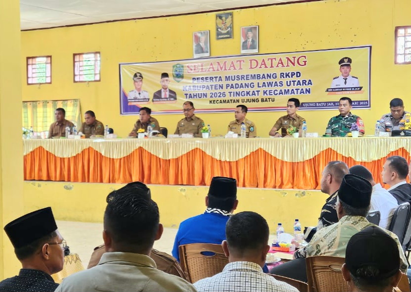 Kapolsubsektor Simangambat, Ipda Yuddy Darma Saputra, bersama Forkopimcam dan perwakilan dari Kepala Desa/Lurah saat menghadiri Musrenbang RKPD TA 2026 di tingkat Kecamatan Ujung Batu