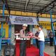 Kasat Lantas Polres Padangsidimpuan, AKP Rianto Polman Pasaribu, menyerahkan helm gratis ke salah seorang siswa SMPN 1 yang berhasil menjawab pertanyaan dengan benar