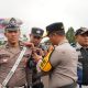Kapolres Tapsel, AKBP Yasir Ahmadi, saat menyematkan pita Operasi Keselamatan Toba 2025 secara simbolis ke personel yang terlibat dalam tugas tersebut