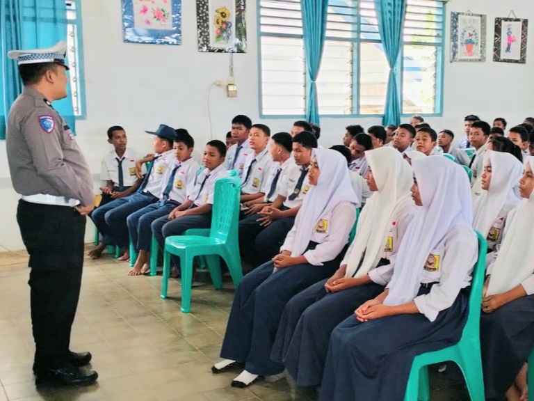 Personel Pos Lantas memberikan imbauan terkait tertib berlalulintas ke pelajar SMPN 1 Batang Toru dalam rangka Ops Keselamatan Toba 2025