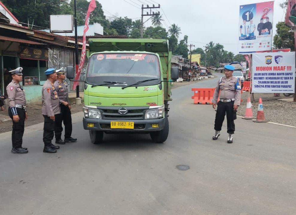 Kasi Propam Polres Tapsel, AKP R Triharjanto, mengawasi anggota saat melaksanakan Operasi Keselamatan Toba 2025 di Pos Yan Pal XI