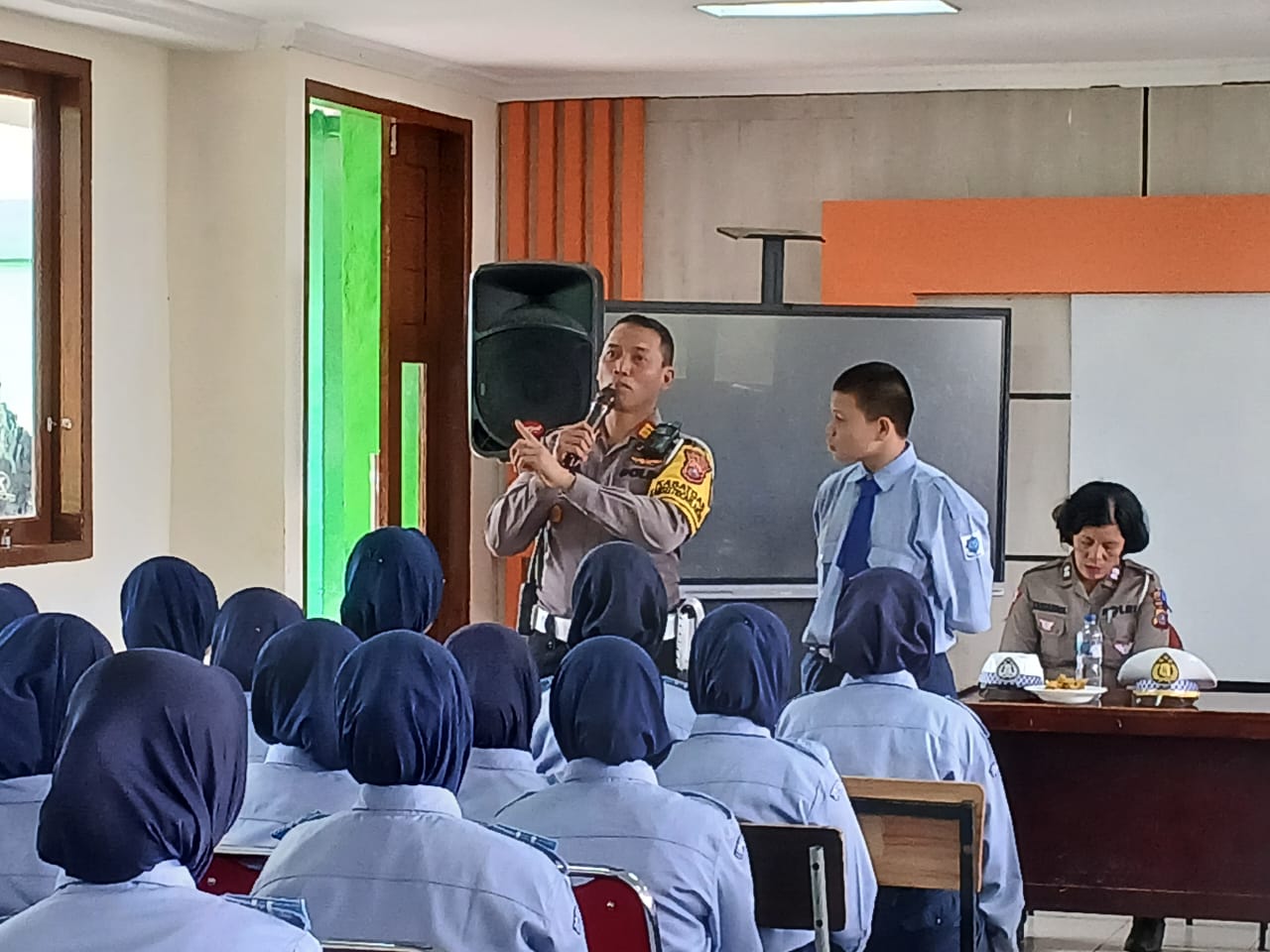 Kasat Lantas Polres Tapsel, AKP Danil Saragih, memberikan sosialisasi tentang tertib berlalulintas ke pelajar MAN Insan Cendikia, Sipirok