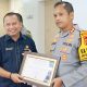Kepala KPPN Padangsidimpuan, Ieng, menyerahkan langsung penghargaan predikat Satker dengan nilai IKPA terbaik periode anggaran Triwulan IV 2024 kepada Kapolres, AKBP Dr Wira Prayatna