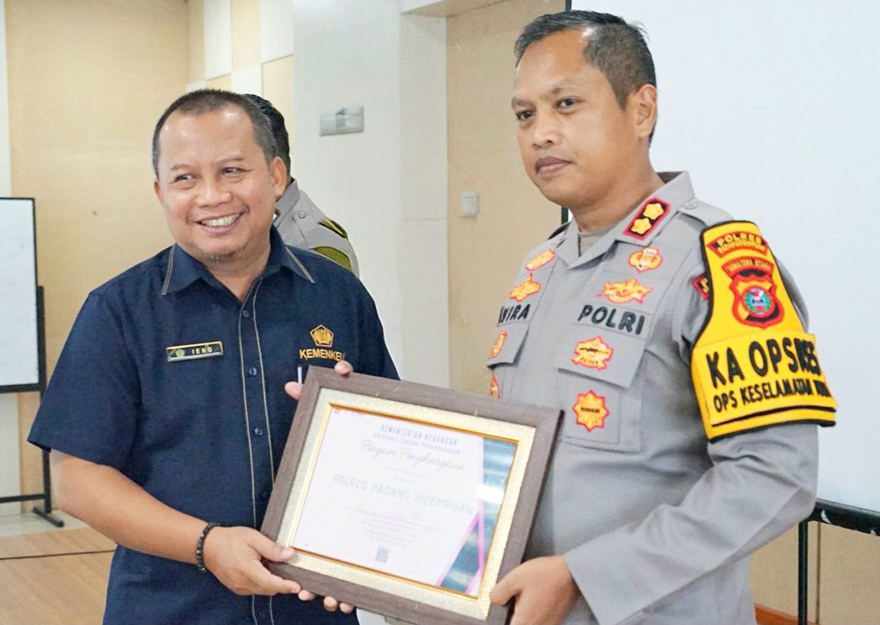 Kepala KPPN Padangsidimpuan, Ieng, menyerahkan langsung penghargaan predikat Satker dengan nilai IKPA terbaik periode anggaran Triwulan IV 2024 kepada Kapolres, AKBP Dr Wira Prayatna