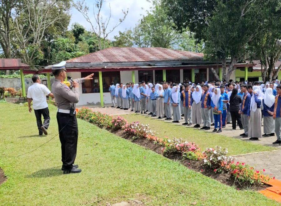 Kasat Lantas Polres Tapsel, AKP Danil Saragih, saat memberi edukasi dan upaya pencegahan Lakalantas di jalan raya bagi siswa-siswi SMA Negeri 1 Sipirok