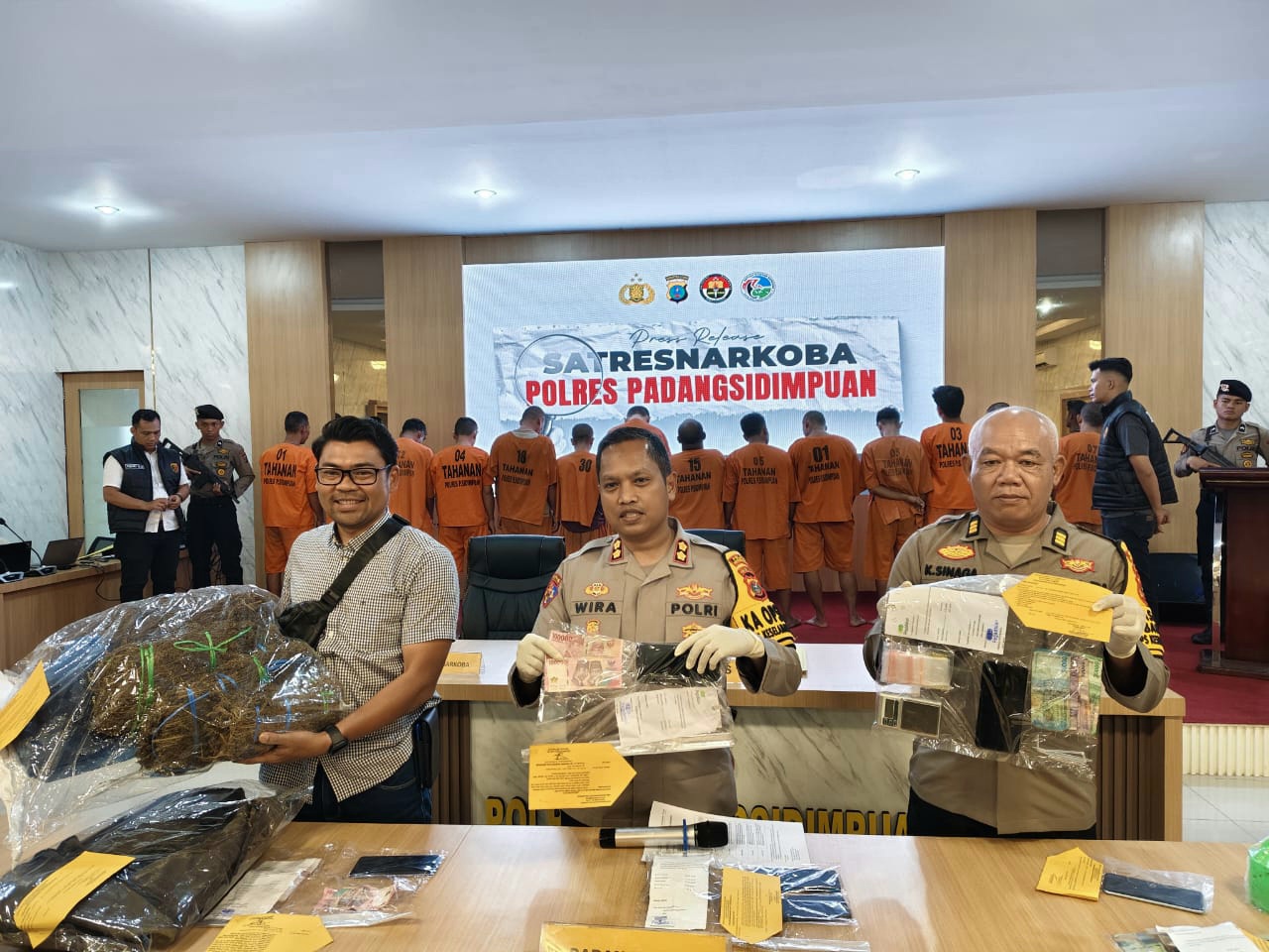 Kapolres Padangsidimpuan, AKBP Dr Wira Prayatna, didampingi Kasat Resnarkoba, AKP Gunawan Efendi, dan Kasi Humas, AKP K Sinaga, saat menunjukkan barang bukti narkotika dari hasil pengungkapan 17 tersangka dalam 15 laporan polisi di awal tahun 2025