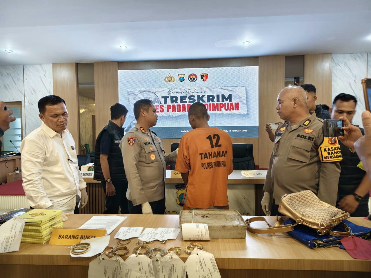 Kapolres Padangsidimpuan, AKBP Dr Wira Prayatna, didampingi Kasat Reskrim, AKP H Naibaho, dan Kasi Humas, AKP K Sinaga, saat menanyai tersangka pembongkar Rumah warga hingga mengalami kerugian lebih kurang Rp1 miliar