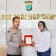 Manager PLN UP3 Padangsidimpuan, Yessi Indra, menyerahkan cinderamata ke Kapolres Padangsidimpuan, AKBP Dr Wira Prayatna, usai kunjungan audiensi dan silaturahmi dalam rangka membahas kerjasama demi kesejahteraan masyarakat