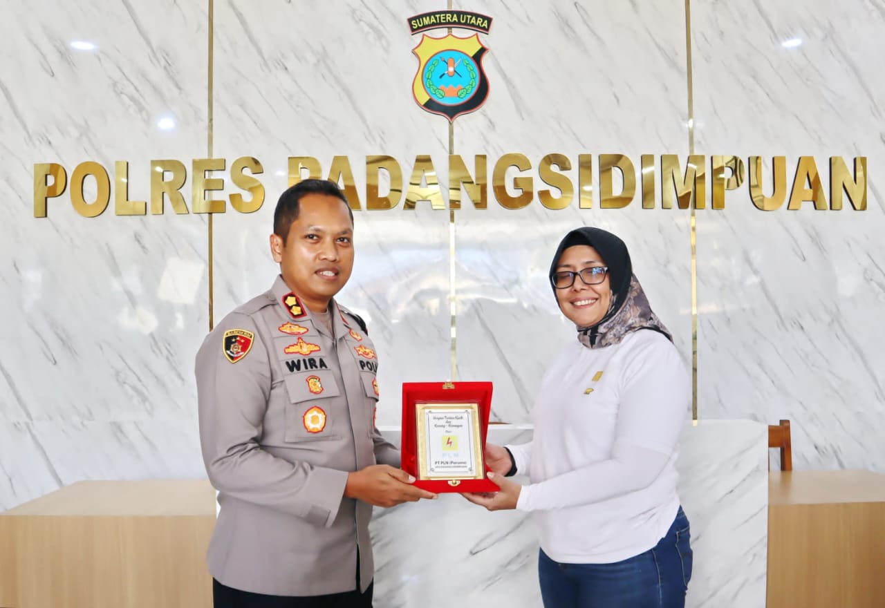 Manager PLN UP3 Padangsidimpuan, Yessi Indra, menyerahkan cinderamata ke Kapolres Padangsidimpuan, AKBP Dr Wira Prayatna, usai kunjungan audiensi dan silaturahmi dalam rangka membahas kerjasama demi kesejahteraan masyarakat