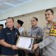 Kepala KPPN Padangsidimpuan, Ieng, menyerahkan langsung penghargaan ini ke Kapolres Tapsel, AKBP Yasir Ahmadi, berkat capaian nilai IKPA sempurna (100) periode anggaran triwulan IV tahun 2024 yang diraih Polres Tapsel