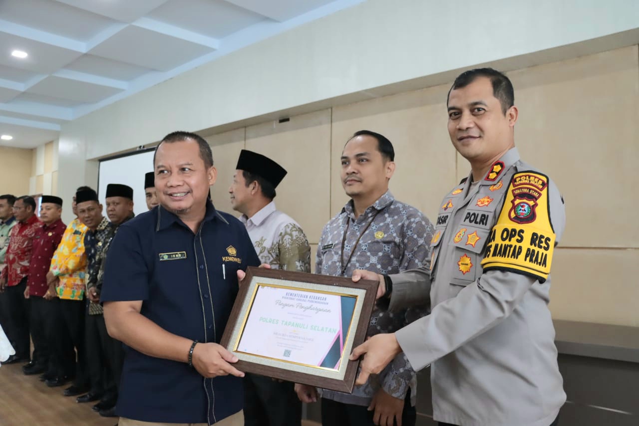 Kepala KPPN Padangsidimpuan, Ieng, menyerahkan langsung penghargaan ini ke Kapolres Tapsel, AKBP Yasir Ahmadi, berkat capaian nilai IKPA sempurna (100) periode anggaran triwulan IV tahun 2024 yang diraih Polres Tapsel