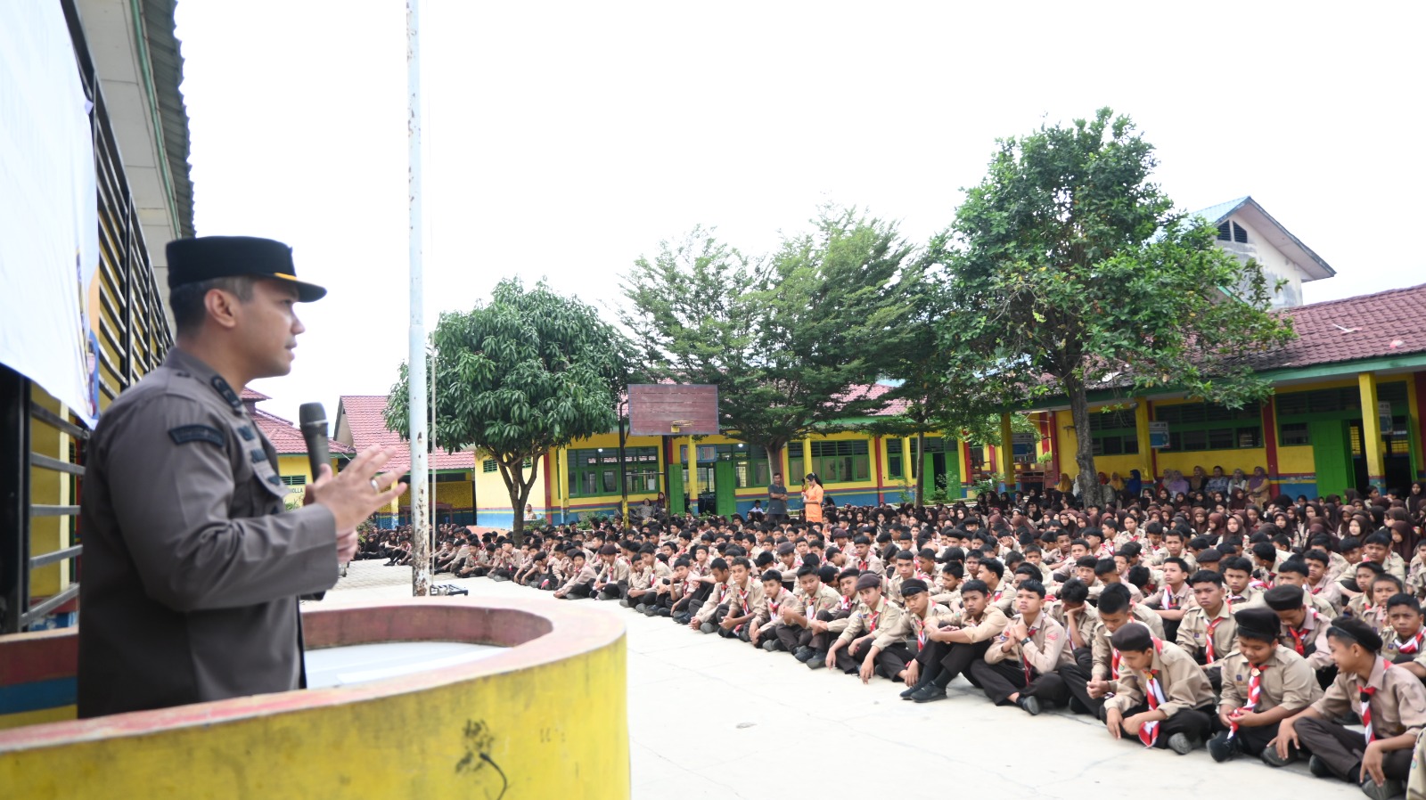 Kasi Intel Kejari Padangsidimpuan, Jimmy Donovan, saat memberi arahan dan bimbingan ke ribuan siswa tentang pencegahan dari jeratan hukum di sela kegiatan JMS