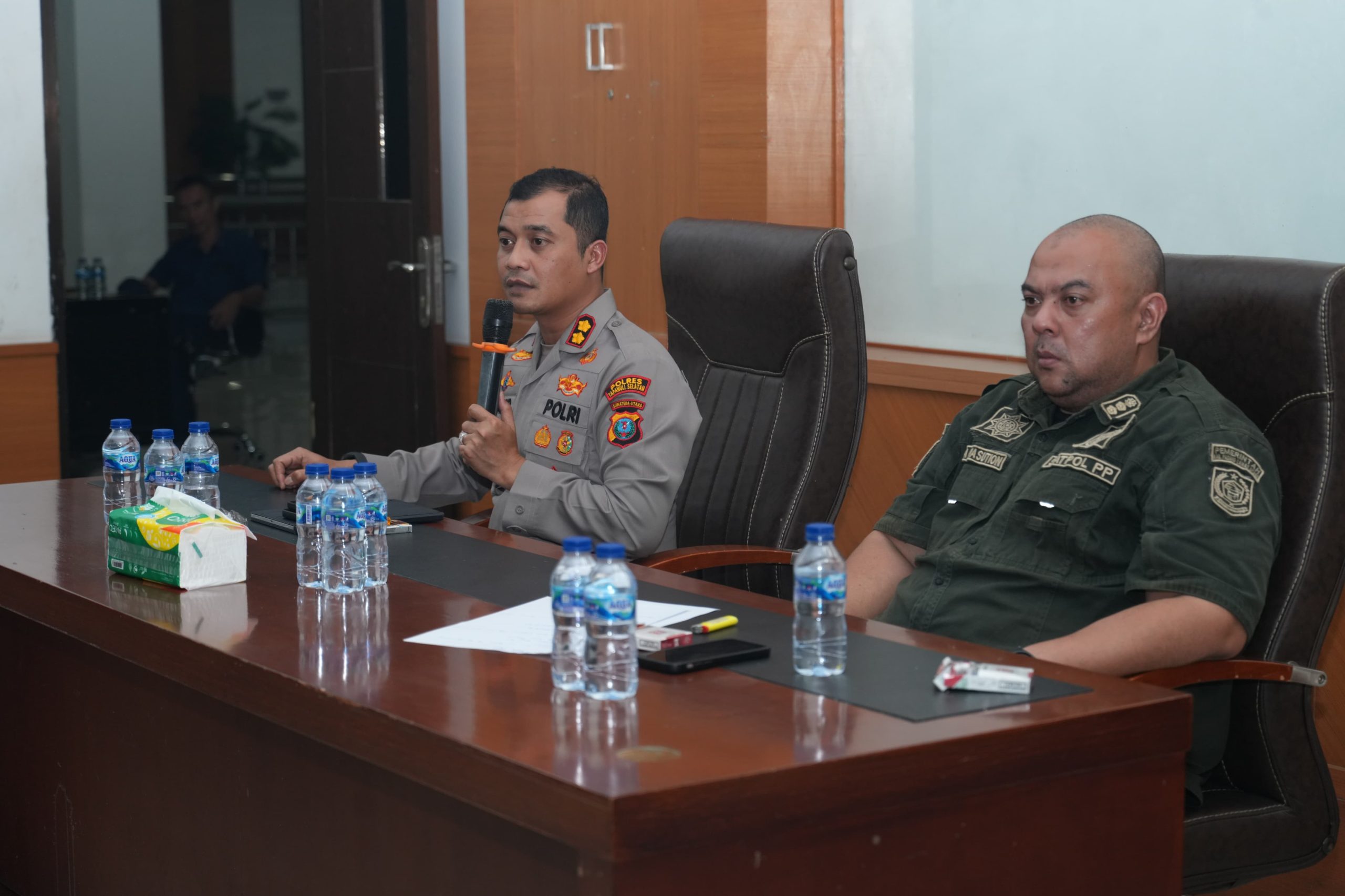 Kapolres Tapsel, AKBP Yasir Ahmadi, didampingi Kasatpol PP Paluta, Indra Saputra Nasution, saat memimpin rapat koordinasi dalam rangka penyelesaian sengketa Lahan antara masyarakat dan perusahaan