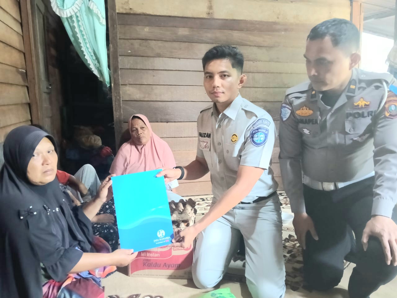 Kanit Gakkum Polres Padangsidimpuan, Ipda Roy FD Rumapea, bersama perwakilan Jasa Raharja, Fauzan, menyerahkan bantuan sosial berikut prosedur pengurusan klaim asuransi dari Jasa Raharja ke salah satu keluarga korban kecelakaan lalulintas di Ujung Gurap beberapa waktu lalu