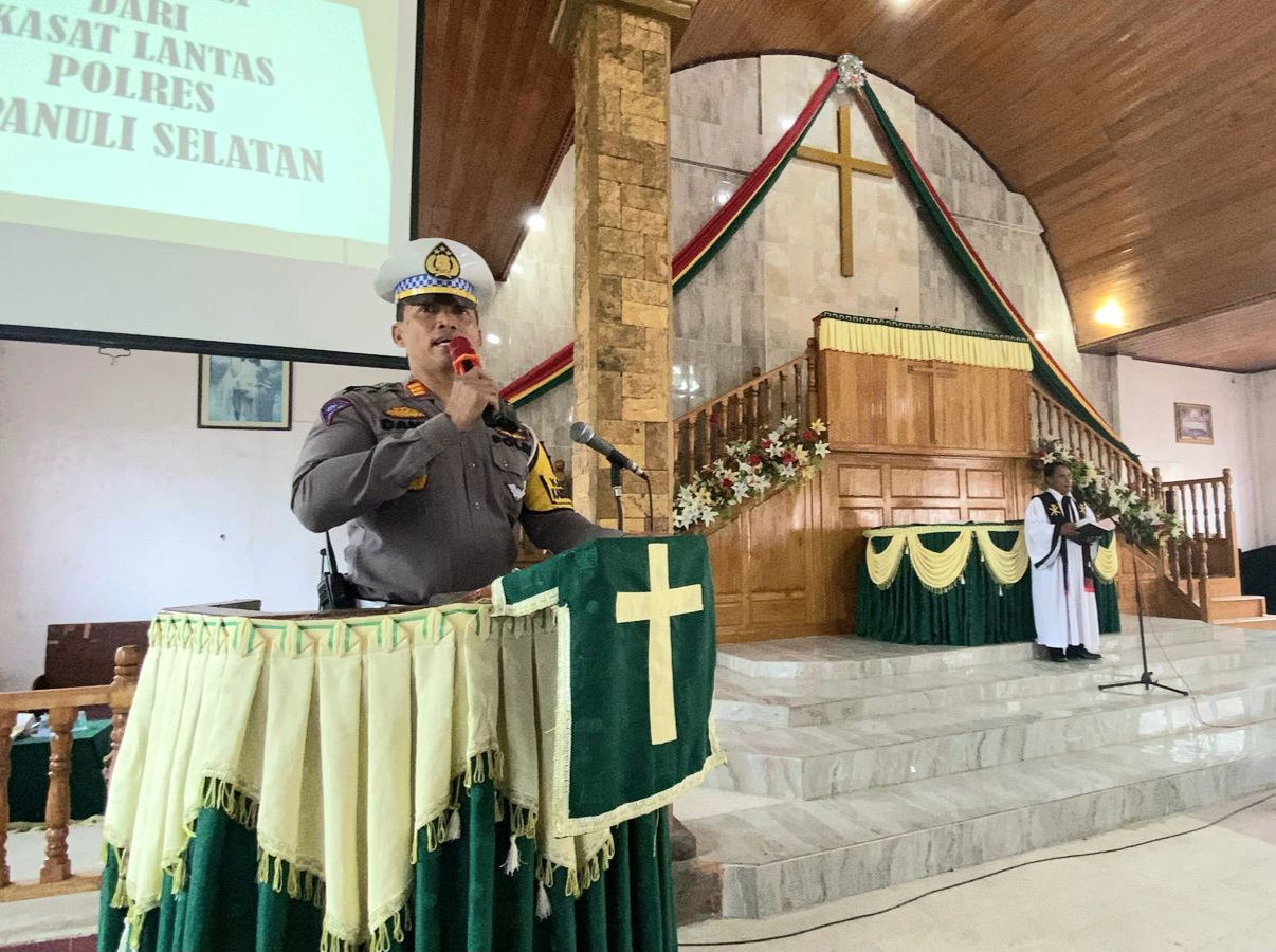 Kasat Lantas Polres Tapsel, AKP Danil Saragih, saat melaksanakan sosialisasi tentang keselamatan berlalulintas di Gereja GKPA Sipirok