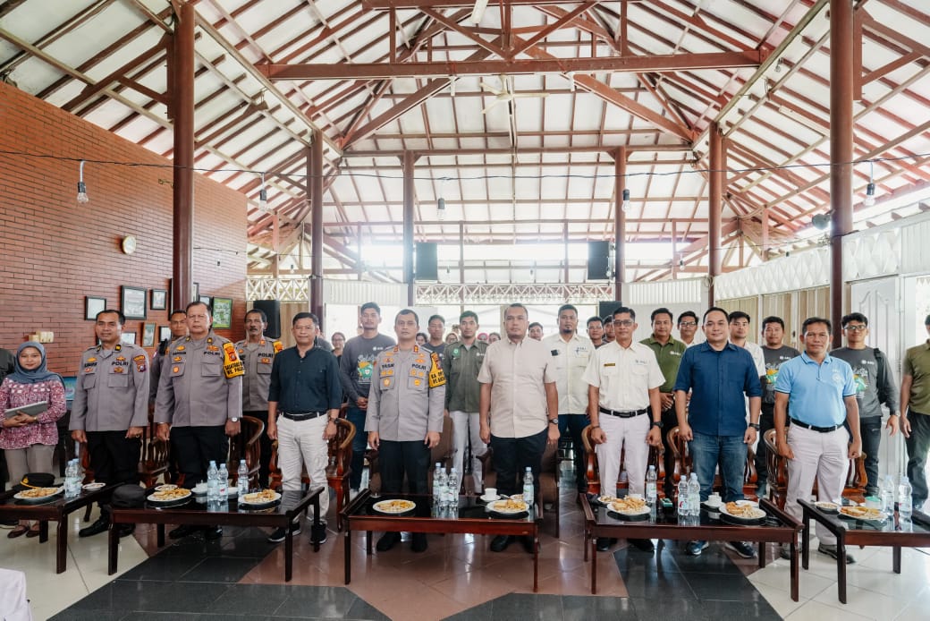 Kapolres Tapsel, AKBP Yasir Ahmadi, didampingi Kabag Log, AKP Haposan Harahap, Kasat Intelkam AKP Oloan Lubis, Kasat Binmas AKP Eka Wahyudi, Kanit Reskrim Polsek Padang Bolak, Ipda Danni M Sidauruk, Kanit Regident, Ipda Edy Sofyan Nasution, dan lainnya, saat kunjungan kerja ke PT Austindo Nusantara Jaya Agri di Ujung Batu Julu