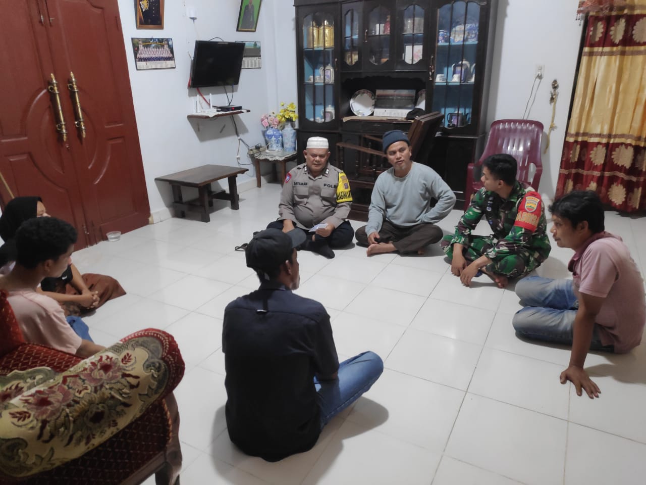 Bhabinkamtibmas Polsek Padang Bolak, Aiptu Sayaman Siregar, bersama Babinsa Koramil Gunung Tua, Sertu Ahmad Arifin Nasution, nasehati dua orang remaja yang kerap melawan orangtuanya dan melakukan aksi kenakalan remaja lainnya