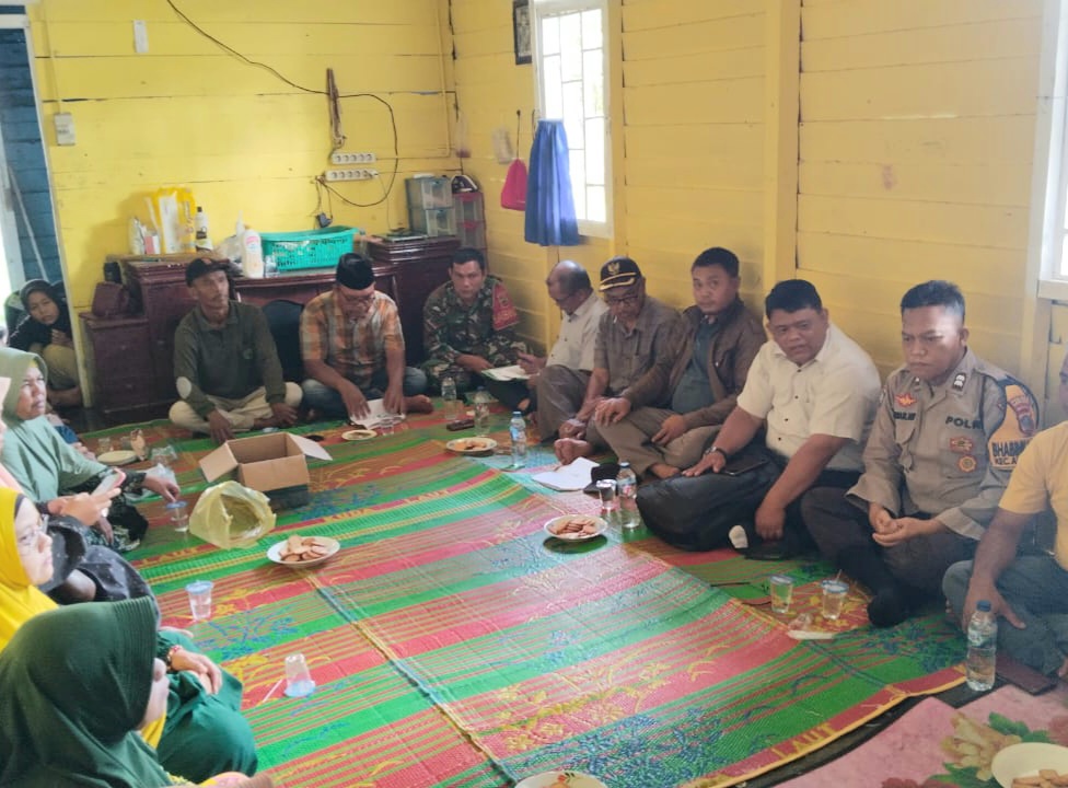 Bhabinkamtibmas Polsek Sipirok, Aiptu Anwar Sadat Harahap, bersama Babinsa, Forkopimcam, dan perangkat Kelurahan Pasar Pargarutan saat menggelar upaya mediasi masalah hak asuh anak