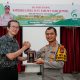Kapolres Tapsel, AKBP Yasir Ahmadi, saat menyerahkan cinderamata ke Asisten Direksi PT BAS, Husin Salim, saat kunjungan kerja bertajuk, Kapolres save investasi
