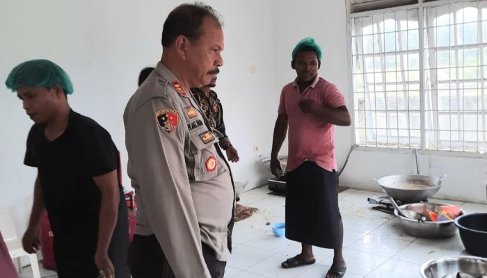 Hari ke-4 Uji Coba MBG, Kapolsek Cek Dapur Pemenuhan Gizi di Batang Angkola