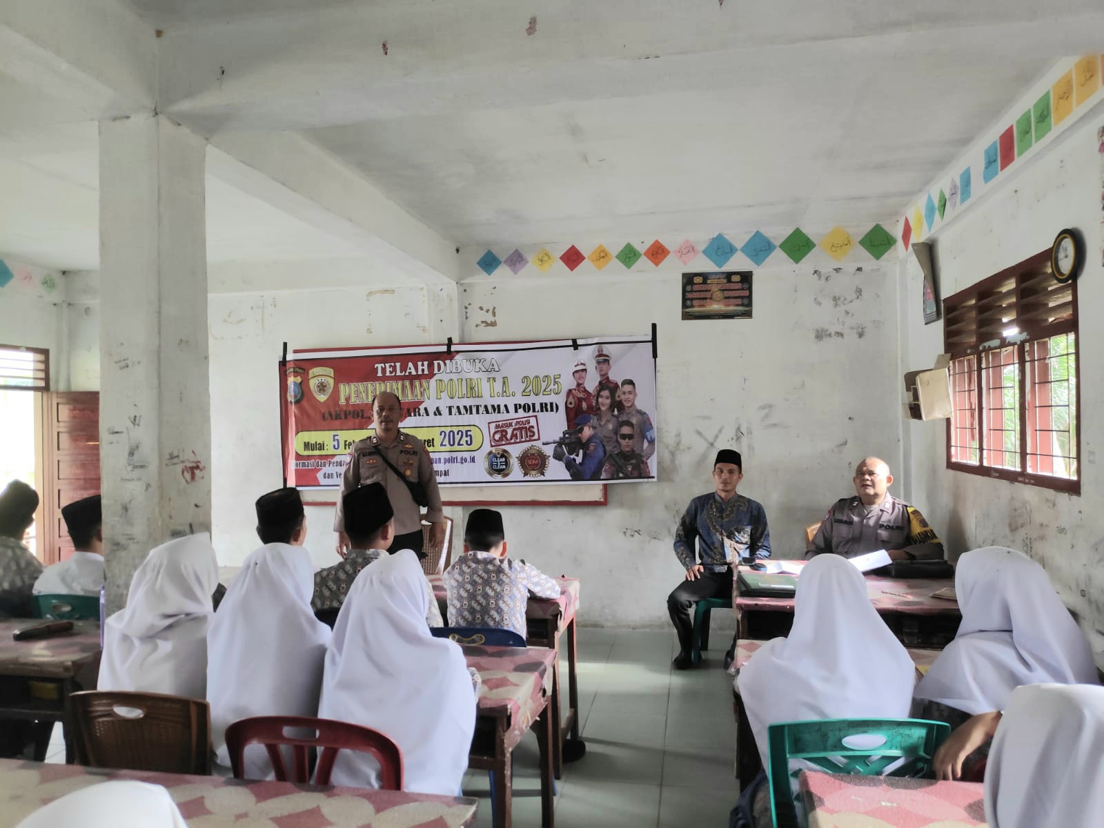 Kanit Binmas Polsek Padang Bolak, Aiptu Dion Z Munthe dan Bhabinkamtibmas, Aiptu Sayaman Siregar, saat menggelar sosialisasi terkait penerimaan anggota Polri TA 2025 kepada siswa-siswi MA Ponpes Darus Salam