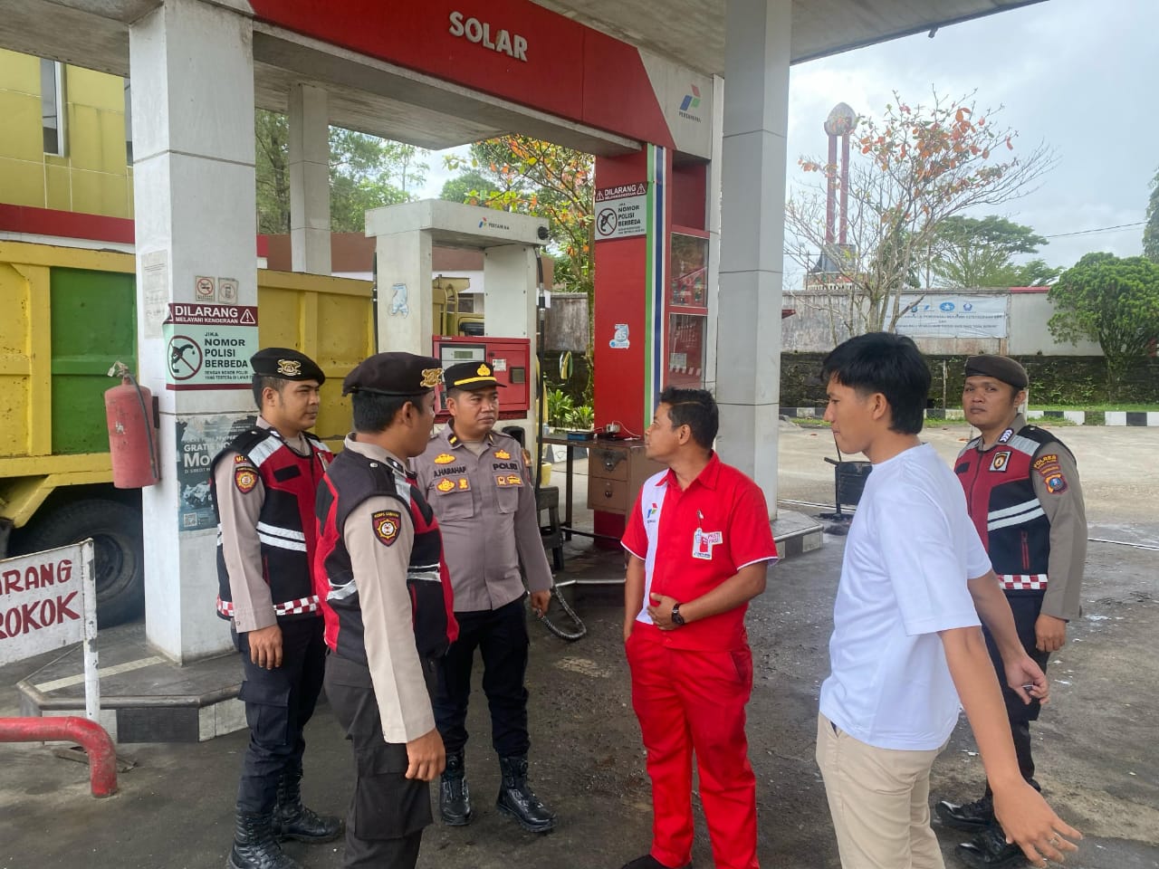 Sejumlah personel Polres Tapsel dipimpin Padal, Ipda Ansor Harahap, saat melaksanakan Patroli di salah satu Objek Vital yaitu di SPBU 14.227.332 Mandurana Sipirok