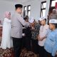 Kapolres Tapsel, AKBP Yasir Ahmadi, bersama Ketua Bhayangkari Cabang, Ny Meylinda Yasir Ahmadi, menyantuni puluhan anak yatim yang ikut hadir dalam acara syukuran peresmian Gedung SPKT Mapolres sekaligus peringatan Israk Mikraj Rasulullah SAW dan penyambutan bulan suci Ramadan 1446 H