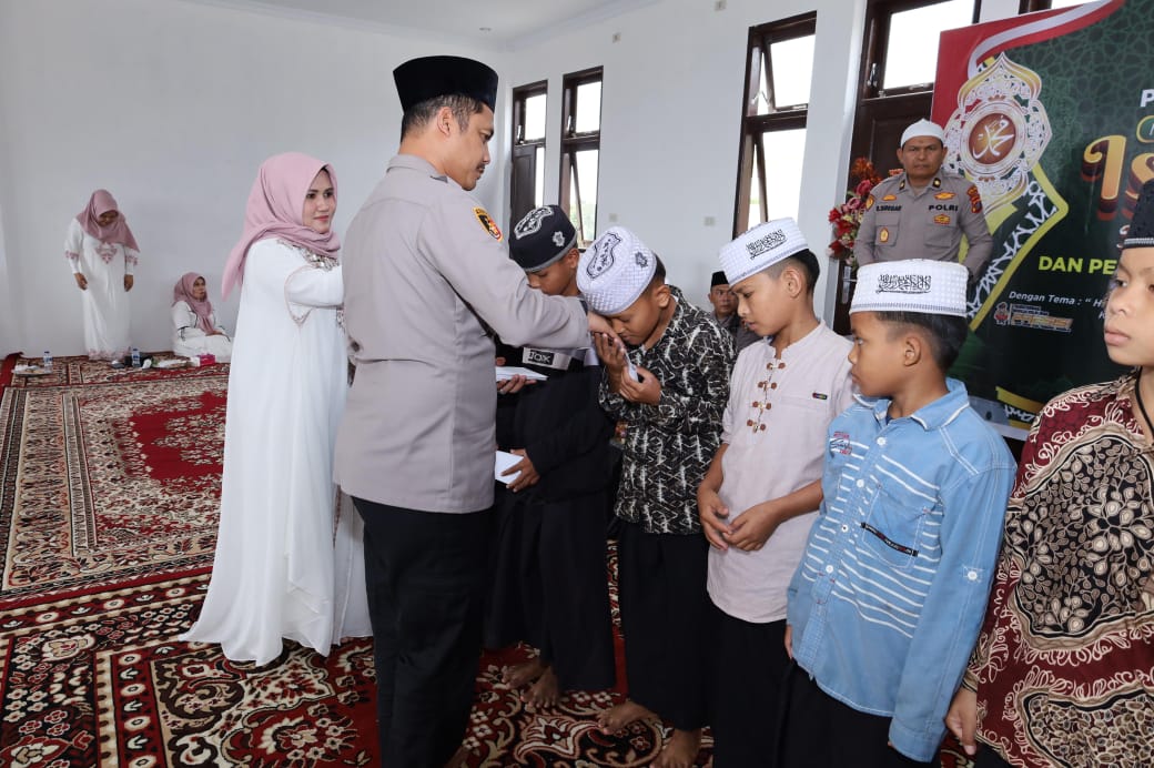 Kapolres Tapsel, AKBP Yasir Ahmadi, bersama Ketua Bhayangkari Cabang, Ny Meylinda Yasir Ahmadi, menyantuni puluhan anak yatim yang ikut hadir dalam acara syukuran peresmian Gedung SPKT Mapolres sekaligus peringatan Israk Mikraj Rasulullah SAW dan penyambutan bulan suci Ramadan 1446 H