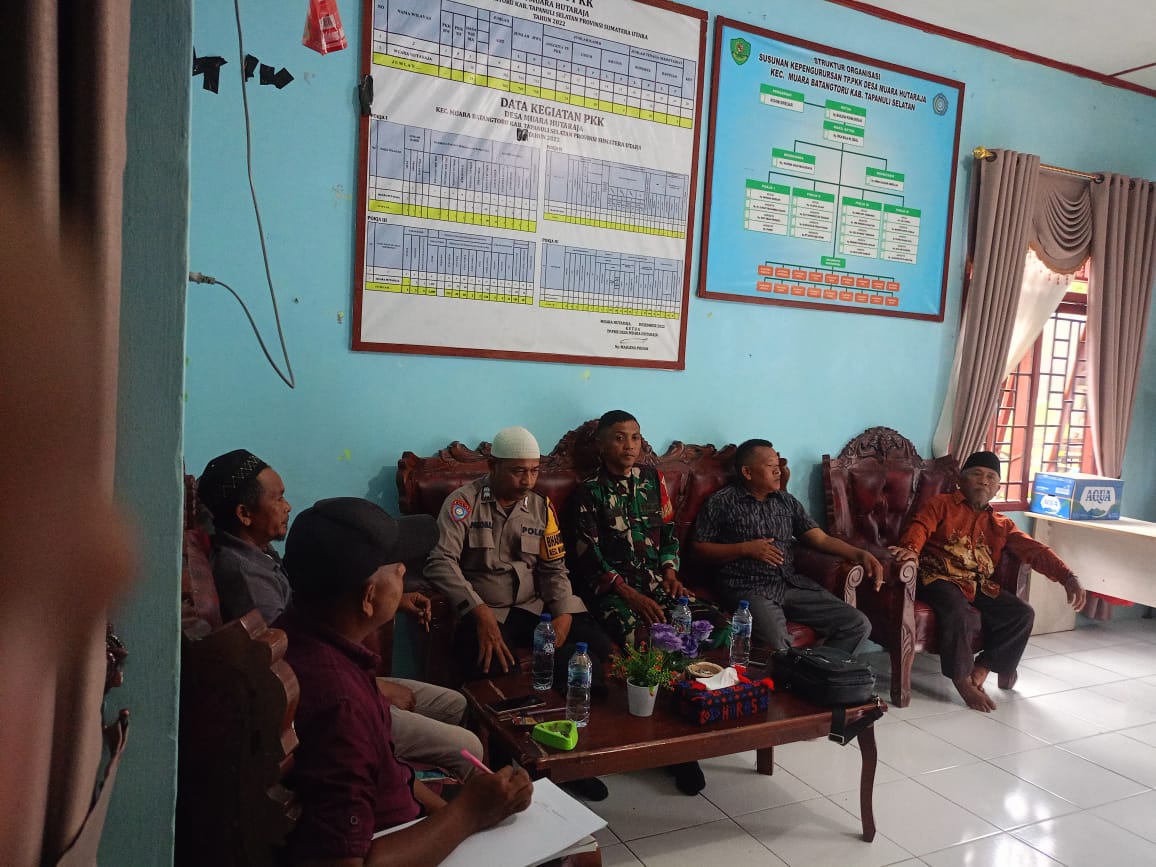 Bhabinkamtibmas Polsek Batang Toru, Aiptu Pasomal Siregar, menghadiri undangan dalam rangka membuat Perdesa guna menyikapi maraknya aksi pencurian buah kelapa sawit milik masyarakat di Desa Muara Huta Raja