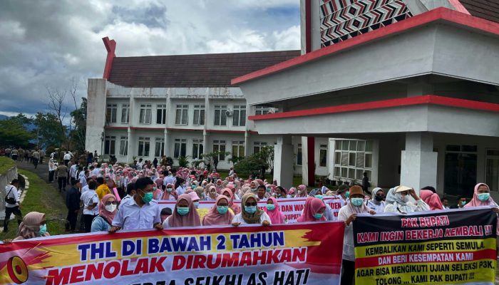 Ratusan Honorer Demo Tolak Dirumahkan dan Kecam Mantan Bupati Tapsel
