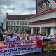 Ratusan pegawai honorer berstatus THL dan TKS Dinas Kesehatan Pemkab Tapsel saat menggelar aksi unjukrasa menolak dirumahkan