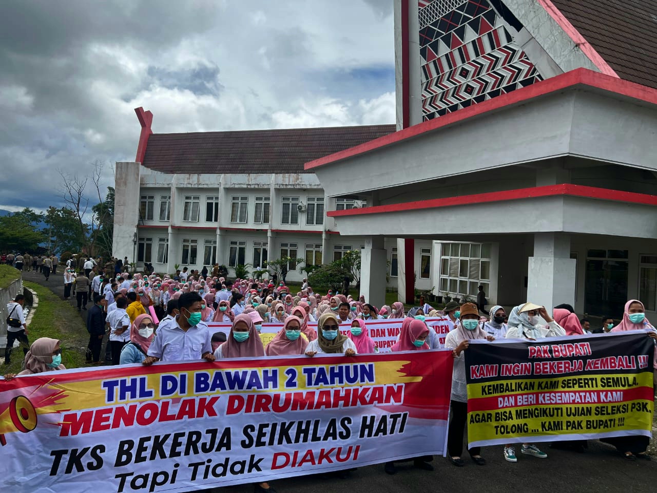 Ratusan pegawai honorer berstatus THL dan TKS Dinas Kesehatan Pemkab Tapsel saat menggelar aksi unjukrasa menolak dirumahkan
