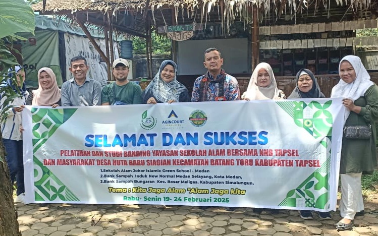 Ketua NNB Tapsel sekaligus penggagas Yayasan Sekolah Alam Pagar Ni Huta, Riski Abadi Rambe, dan lainnya, saat menggelar studi banding ke Sekolah Alam Johor Islamic Green School di Kota Medan