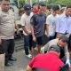Polisi bersama warga saat proses evakuasi korban kecelakaan maut yang meninggal dunia di TKP