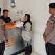 Personel Polsek Sipirok, Aiptu D Matondang dan Bripka MR Lubis, hadir di tengah-tengah masyarakat mengawal penyaluran bantuan sembako dari PKH di Kantor Pos
