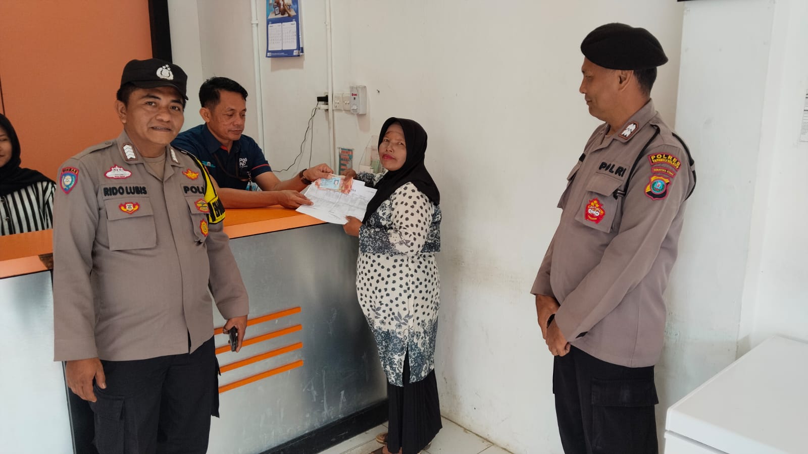 Personel Polsek Sipirok, Aiptu D Matondang dan Bripka MR Lubis, hadir di tengah-tengah masyarakat mengawal penyaluran bantuan sembako dari PKH di Kantor Pos