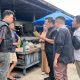 Ps Kanit II Ekonomi Sat Reskrim Polres Padangsidimpuan, Aipda Rajo Agus Putra Juli, bersama Tim, saat melaksanakan cek harga pasar dan kebutuhan harga pokok di Pajak Batu