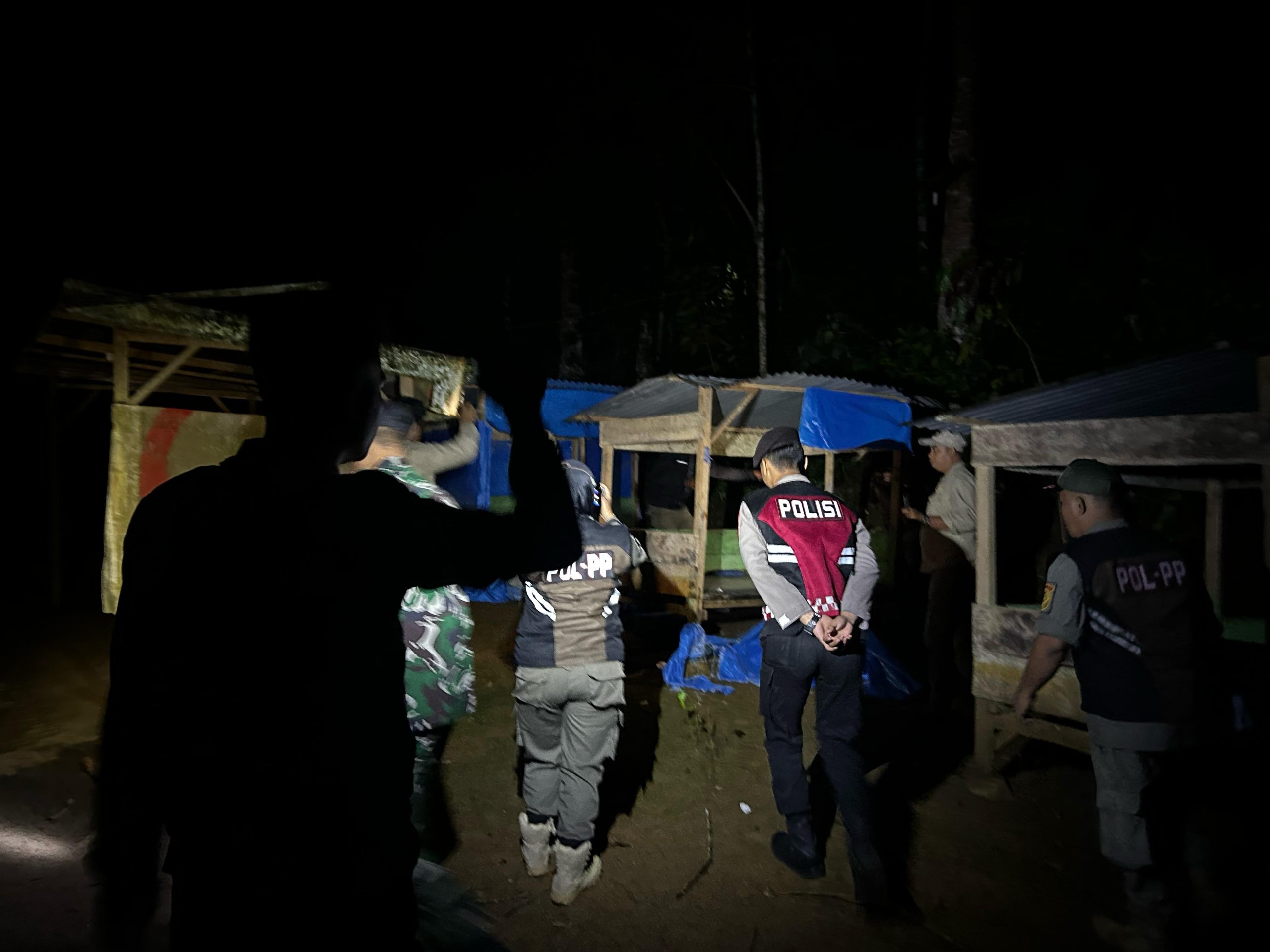 Polisi-TNI-Satpol PP di Kota Padangsidimpuan saat menggelar razia di salah satu Pondok yang diduga kuat menjadi tempat perbuatan maksiat dalam rangka menjaga kenyamanan menjelang bulan suci Ramadan 1446 H