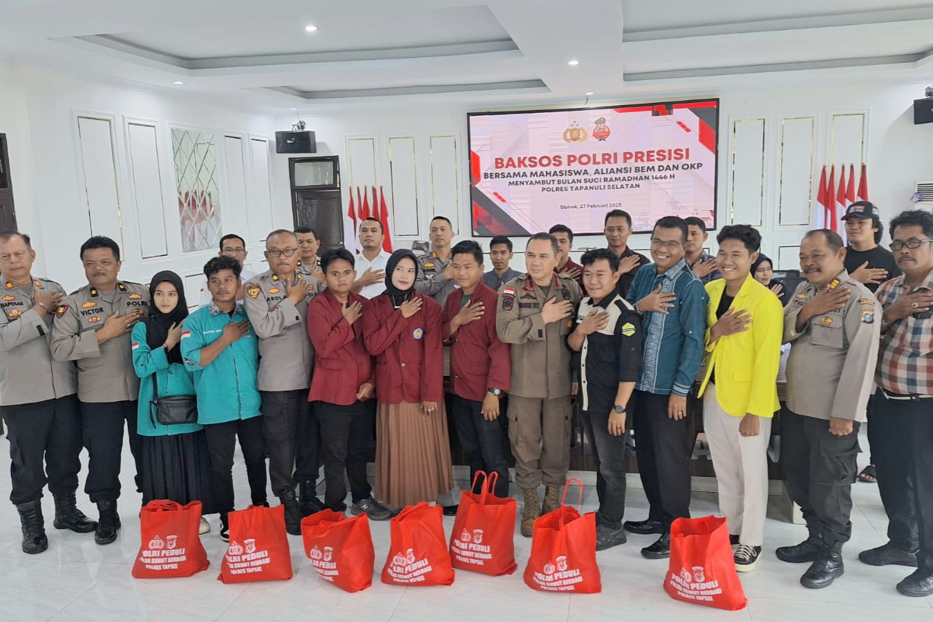 Polres Tapsel menggelar pembagian bantuan sosial ke perwakilan Mahasiswa dan Aliansi BEM sebagai rangkaian dari Baksos serentak se-Indonesia yang dipimpin Kapolri, Jenderal Pol Listyo Sigit Prabowo