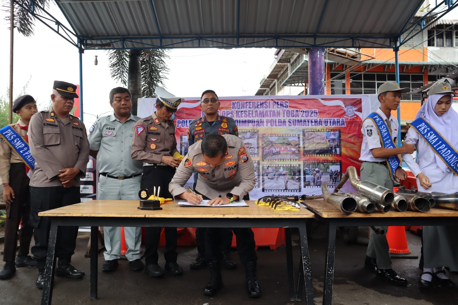 Kapolres Padangsidimpuan, AKBP Dr Wira Prayatna, menandatangi berita acara saat memimpin pemusnahan knalpot brong