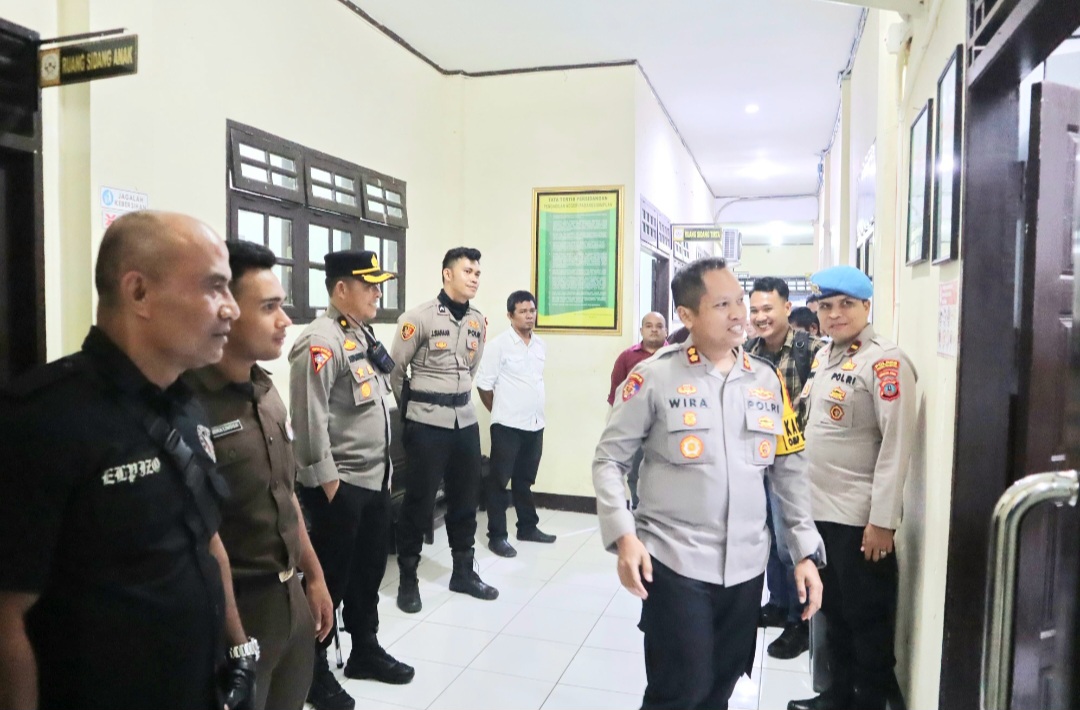 Kapolres Padangsidimpuan, AKBP Dr Wira Prayatna, saat memimpin pengamanan aksi Unras di depan Kantor PN