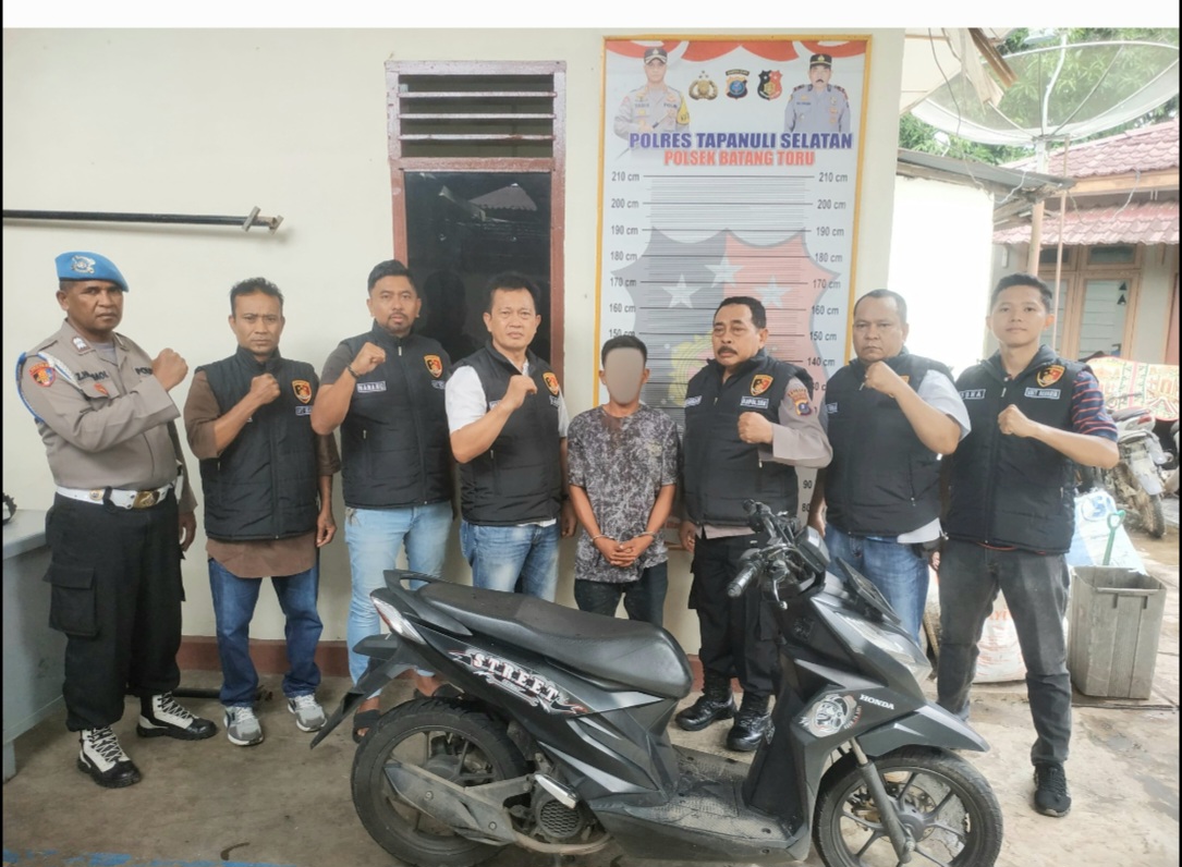 Kapolsek Batang Toru, AKP RN Tarigan, didampingi Kanit Reskrim, Ipda Hary Agus Pohan, bersama Tim Opsnal Unit Reskrim usai mengamankan terduga pelaku pencurian, NS, berikut sepeda motor hasil curiannya