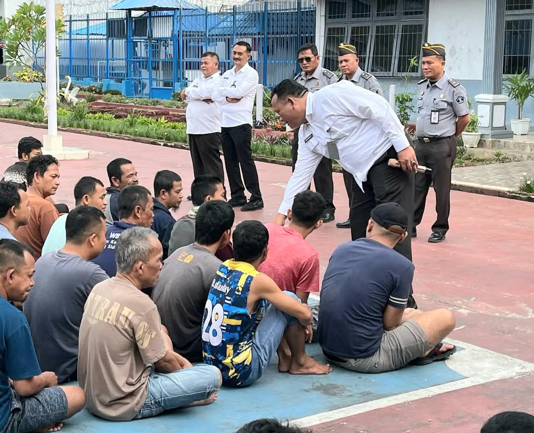 Momen Kalapas Kelas IIB Padangsidimpuan, Mathrios Zulhidayat Hutasoit, menyapa WBP disaksikan Kepala Divisi Perawatan, Pengamanan, dan Kepatuhan Internal Kanwil Kemenkumham Sumut, Edi Cahyono, dan pejabat lama Edison Tampubolon, dan jajaran Pegawai lainnya