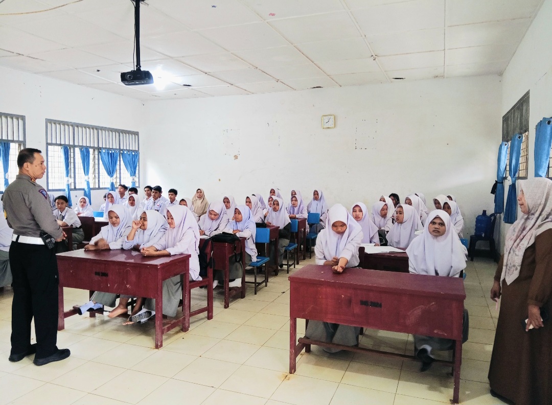 Kasat Lantas Polres Tapsel, AKP Danil Saragih, memberi penyuluhan terkait pentingnya menaati dan mematuhi peraturan berlalulintas ke siswa-siswi SMAN 1 Angkola Timur