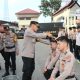 Kabag Ren Polres Padangsidimpuan, Kompol Zulkarnain, menyirami air bunga sebagai tradisi penyambutan dan penerimaan Bintara remaja Polri