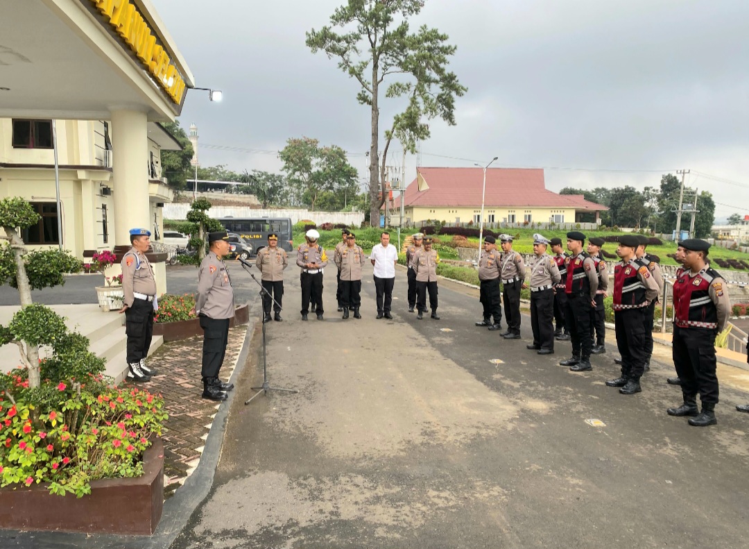 Kabag Ops Polres Tapsel, AKP Adi Haryono, memberi arahan ke anggota sebelum melaksanakan tugas Ops Keselamatan Toba 2025