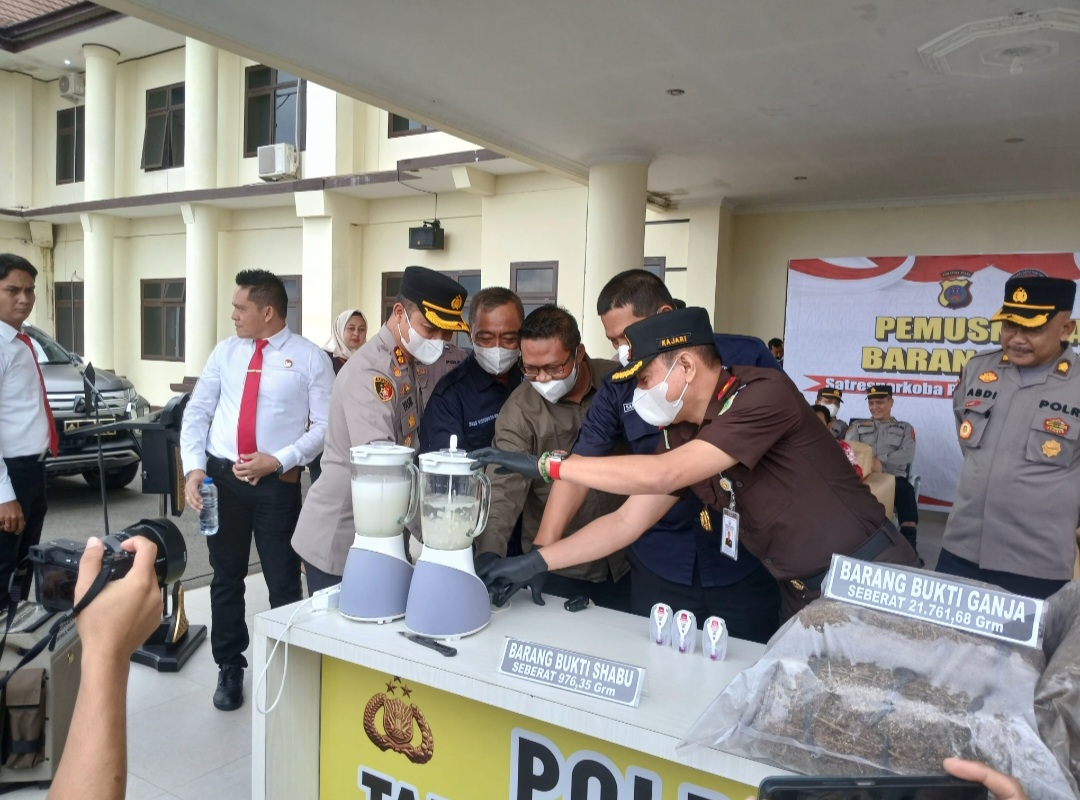 Kapolres Tapsel, AKBP Yasir Ahmadi, bersama Kepala BNNK Tapsel, Saiful Fadli, Kajari Tapsel, Muhammad Indra Muda Nasution, Kaban Kesbangpol Tapsel, Hamdy Pulungan, serta perwakilan dari Pengadilan, Dinas Kesehatan, dan Penasehat Hukum, memusnahkan barang bukti jenis sabu dengan cara diblender