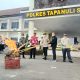 Kapolres Tapsel, AKBP Yasir Ahmadi, bersama Kepala BNNK Tapsel, Saiful Fadli, Kajari Tapsel, Muhammad Indra Muda Nasution, Kaban Kesbangpol Tapsel, Hamdy Pulungan, serta perwakilan dari Pengadilan, Dinas Kesehatan, dan Penasehat Hukum, memusnahkan barang bukti jenis ganja dengan cara dibakar